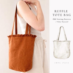 Peut inclure: Un sac fourre-tout à volants de couleur rouille avec de longues bretelles. Le sac a un bord supérieur à volants et est fait d'un tissu texturé. L'image comprend également un dessin du sac et le texte "RUFFLE TOTE BAG PDF Sewing Pattern + Video Tutorial".
