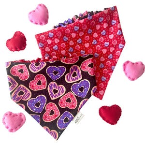 Valentine&#39;s Day Dog Bandana / Hearts Dog Bandana / Love Dog Bandana / Scrunchie Dog Bandana / Reversible Dog Bandana