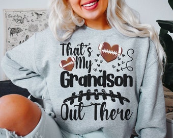 Könnte beinhalten: Grauer Pullover mit einem schwarzen Aufdruck, der "That's My Grandson Out There" mit einem Fußball in Herzform und einem Fußballmotiv sagt.