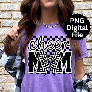 Puede incluir: Una camiseta morada con las palabras "cheer MOM" en un dise&ntilde;o a cuadros blanco y negro y un lazo. La imagen incluye una etiqueta en blanco y negro que dice "PNG Digital File".