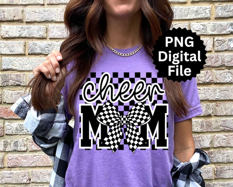 Puede incluir: Una camiseta morada con las palabras "cheer MOM" en un dise&ntilde;o a cuadros blanco y negro y un lazo. La imagen incluye una etiqueta en blanco y negro que dice "PNG Digital File".