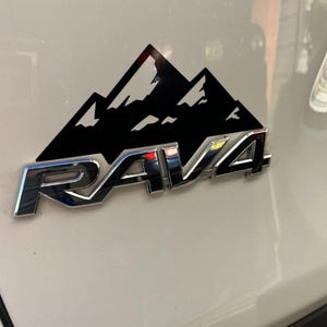 Calcomanía de montaña para Rav4: Adhesivo de vinilo Oracal 651 - Compatible con Toyota Rav 4 2019-2024