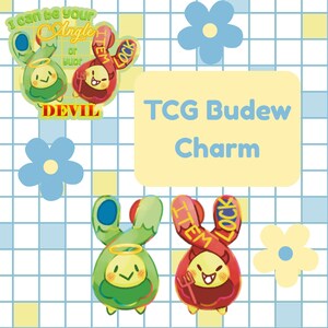 Pode incluir: Dois pingentes de acrílico com um personagem Budew em temas de anjo e diabo. O pingente de anjo verde tem uma auréola, enquanto o de diabo vermelho tem chifres e um forcado. O texto diz I can be your angle or yuor DEVIL e ITEM LOCK.