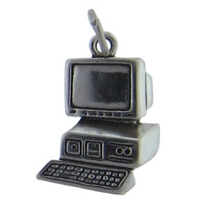 Puede incluir: Un charm de plata con forma de ordenador vintage. El charm tiene un monitor, un teclado y un pequeño bucle en la parte superior para sujetarlo a una pulsera o collar.