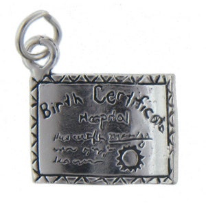 Dije de certificado de nacimiento en plata de ley, 16,0 mm de ancho x 2,6 mm de largo x 15,2 mm de alto. Cantidad por paquete: 1 unidad.