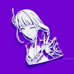 Peut inclure: Une découpe en papier blanc d'un personnage d'anime avec de longs cheveux blancs, portant une tenue blanche et violette, faisant un signe de paix. L'arrière-plan est violet.
