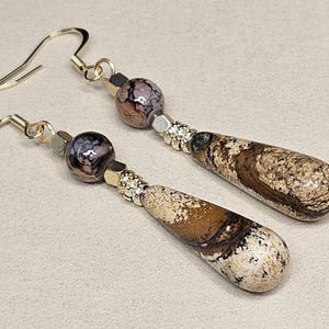 Belles boucles d&#39;oreilles en jaspe illustré, Boucles d&#39;oreilles en pierres précieuses, Boucles d&#39;oreilles plaquées or, Pierre naturelle brune, Boucles d&#39;oreilles pendantes