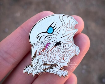 Pin esmaltado del Dragón Blanco de Ojos Azules: Pin de solapa nostálgico del juego de cartas