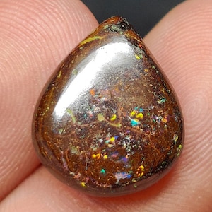Opale Boulder australiano cabochon, pietra preziosa sfusa con opale Boulder molto rara! Opale australiano di fuoco Play, dimensioni 16 x 14 x 5 mm, 10 carati per la creazione di gioielli