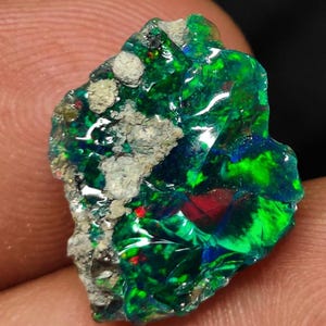 AAAA++ Topkwaliteit Natuurlijk Zwart Opaal Ruw Multi Fire Ethiopisch Opaal Ruw Opaal Los Ruw Maat 17 mm Lengte 5,20 karaat Voor het maken van sieraden.