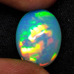 AAA+++ Pietra preziosa opale di fuoco multiplo a nido d'ape naturale di alta qualità Molto rara! Cabochon in opale da 10,40 carati, dimensioni 17x13x9 mm, per la creazione di gioielli.