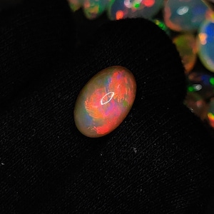 AAA++ Cabochon in opale etiope naturale di alta qualità, formato ovale, 14 x 9 x 7 mm, cabochon in opale di fuoco multiplo da 4,65 ct per la creazione di gioielli.