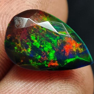 AAA+++ Pietra preziosa di opale nero naturale di qualità superiore, opale di fuoco multiplo, molto rara! Dimensioni 14x9x7 mm, 3,40 carati, per la creazione di gioielli.