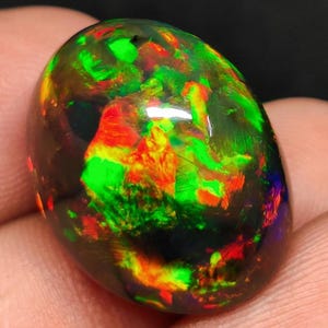 Cabujón de ópalo negro natural de alta calidad AAA+++. Cabujón de ópalo rojo de fuego. ¡Muy raro! Tamaño: 22 x 17 x 14 mm. 26,50 quilates. Para joyería.