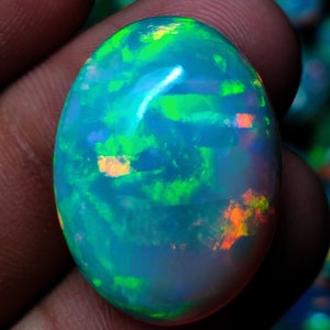 AAA+++ Opale etiope naturale di alta qualità cabochon multi pietra preziosa opale di fuoco molto rara! Dimensioni 26x19x10mm 25,20 carati per creazione di gioielli.