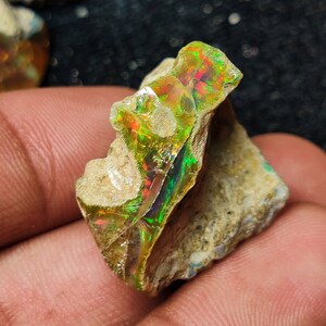 Opale naturelle brute de qualité supérieure AAA + + Opale de feu multiple brute très rare ! Taille 25 x 22 x 12 x mm Cristal d'opale de 36,45 carats pour la fabrication de bijoux.