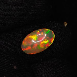 AAAA ++ + Top Quality Natural Ethiopian Opal Cabochon Welo Fire Oval Shape Gemstone 2.95 cts Dimensione 14x9x5MM per fare gioielli.