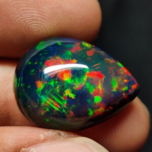 AAA++ Opale nero naturale di alta qualità cabochon multi pietra preziosa opale di fuoco molto rara! Dimensioni 22x17x9mm 16,55 carati per creazione di gioielli