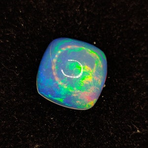 AAAA ++ + Top Quality Natural Ethiopian Opal Cabochon Welo Fire Cushion Shape Gemstone 3.75 cts Dimensioni 11x6 MM per la creazione di gioielli.
