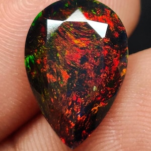 AAAA+++ Top Qualität Natürlicher Black Opal Cut Stein Roter Feueropal Opal Edelstein Sehr selten! Größe 15x10x5mm 3,15 Karat Für Schmuck.