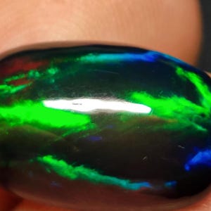 AAAA+++ Opale nero naturale di alta qualità, cabochon multi opale di fuoco, pietra preziosa molto rara! Dimensioni 15x10x7 mm, opale da 5,20 carati per la creazione di gioielli.