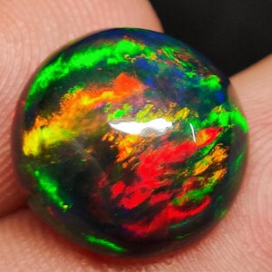 Ópalo negro natural de alta calidad, ópalo rojo de fuego redondo, ¡una gema muy rara! Tamaño del ópalo: 12 x 7 mm, 5,25 quilates. Ideal para joyería.