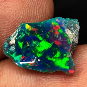 AAAA++ Topkwaliteit Natuurlijk Zwart Opaal Ruw Multi Fire Ethiopisch Opaal Ruw Opaal Los Ruw Maat 14 mm Lengte 3,80 karaat Voor het maken van sieraden.