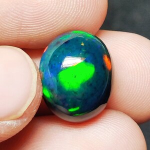 AAA++ Cabochon opale naturale di alta qualità da 9,55 Crt Welo Fire cabochon opale nero di forma ovale dimensioni 15x12x9 mm per realizzare gioielli.