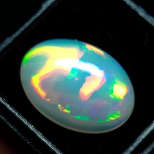 AAA++ Opale etiope naturale di alta qualità cabochon multi opale di fuoco pietra preziosa forma ovale dimensioni 19x14x6 mm - 9 Crt per realizzare gioielli.