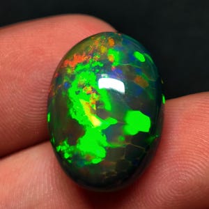 Cabochon d'opale noire naturelle de qualité supérieure AAAA+++ multi-opale de feu, pierre précieuse très rare ! Taille 20 x 15 x 9 mm Opale de 14,20 carats pour la fabrication de bijoux.