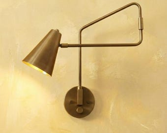 Aplique de latón de mediados de siglo con brazo oscilante ajustable / Lámpara geométrica vintage