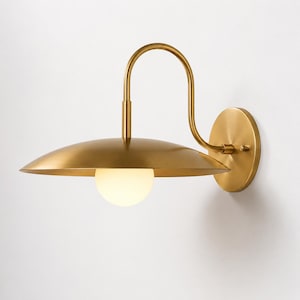 Messing bolvormige wandlamp, Scandinavische lamp in mid-century modern stijl, met mat diffuus licht.