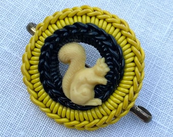 Broche de ardilla con envoltura de plástico de los años 40