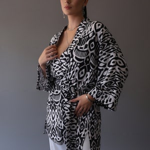 Women's Short Kimono Jacket with Belt Black and White Print Elegant Fashion