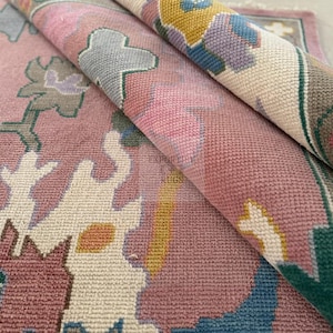 Tapete Oushak com flores rosa feito à mão | Tapete de lã estilo boho turco vintage | Tapete pastel suave de 8x10 para quarto de bebê ou sala de estar