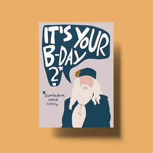 Könnte beinhalten: Geburtstagskarte mit einer Cartoon-Illustration von Albus Dumbledore. Die Karte zeigt den Text "IT'S YOUR B-DAY 2?" in einer Sprechblase. Die Karte hat einen hellvioletten Hintergrund und einen gelb-orangen Rand.