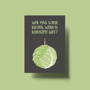 Könnte beinhalten: Eine schwarze Karte mit weißem Text, der "Wer mag schon Kuchen, wenn es Kohlköpfe gibt?" lautet, und einem grünen Kohlkopf mit einer brennenden Kerze darauf.