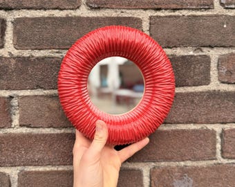 Piccolo specchio rotondo in ceramica, specchio da parete rosso in stile boho, specchio testurizzato fatto a mano, arredamento moderno per il bagno, specchio da trucco personalizzato