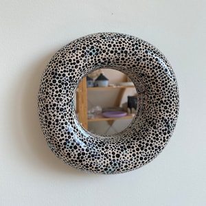 Keramikspegel Liten väggspegel Rund spegel Sminkspegel Funky spegel Väggkonst i keramik Väggskulptur