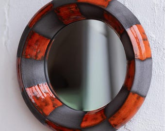 Specchio da parete in ceramica a scacchi rossi, specchio decorativo eclettico in stile boho, pronto per essere appeso, opera d'arte da parete realizzata a mano, arredamento moderno per la casa.