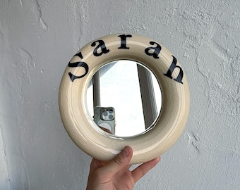 Espejo de cerámica personalizado con el nombre Sarah, decoración de pared estilo bohemio costero, espejo de tocador hecho a mano, decoración de dormitorio moderna y orgánica, regalo para Sarah.
