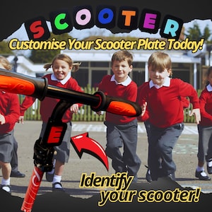 Puede incluir: Primer plano de un manillar de patinete rojo y negro con la palabra "SCOOTER" encima. La imagen también incluye el texto "¡Personaliza tu placa de patinete hoy!" y "¡Identifica tu patinete!" Niños con suéteres rojos y pantalones grises en el fondo.