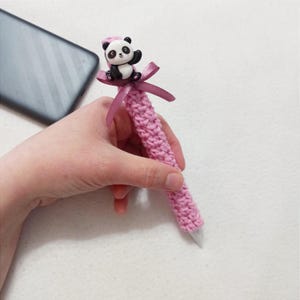 赤ちゃんパンダのApple Pencil用かぎ針編みケース