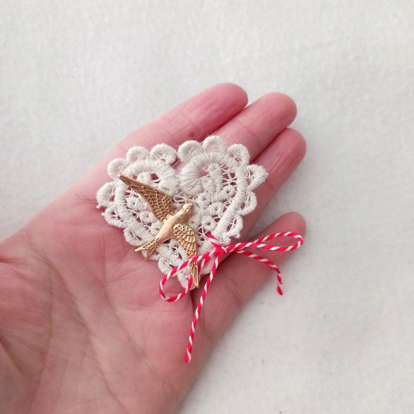 Broche en dentelle Martisor avec hirondelle printanière, épingle Martisor coeur, broches vintage