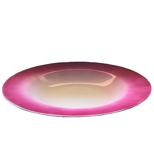 Peut inclure: Une assiette plate en verre avec un dégradé de couleurs rose et blanc. L'assiette a un bord légèrement surélevé et une finition lisse et brillante.