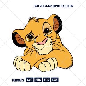 Puede incluir: Ilustración de dibujos animados de un cachorro de león en tonos amarillos, beige y negro. El cachorro tiene ojos grandes y una nariz rosada. El texto "LAYERED & GROUPED BY COLOR" está en la parte superior y "FORMATS: SVG PNG EPS DXF" en la inferior. El cachorro está tumbado.