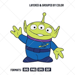 Puede incluir: Ilustración de dibujos animados de un extraterrestre verde con tres ojos, vistiendo un mono azul con un emblema de planeta. El extraterrestre está saludando con una sonrisa. El texto en la parte superior dice "LAYERED & GROUPED BY COLOR" y en la parte inferior "FORMATS: SVG PNG EPS DXF".