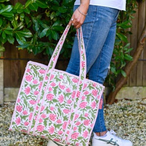 Floral Hand Block gedruckt große gesteppte Tragetaschen | Boho Reisetasche | Strand Einkaufstasche | Umweltfreundliche Einkaufstasche | Reisetaschen für Frauen