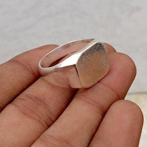 Anello a sigillo in argento sterling 925 massiccio, con scudo a cuscino vuoto, ideale per uomo dallo stile minimalista, da indossare al mignolo.