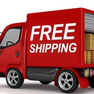 K&ouml;nnte beinhalten: Ein roter Lieferwagen mit dem wei&szlig;en Schriftzug "FREE SHIPPING" an der Seite. Der Laderaum des Lastwagens ist ge&ouml;ffnet und zeigt mehrere gestapelte Pappkartons. Der LKW hat schwarze Reifen und einen wei&szlig;en Hintergrund.